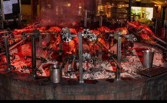 Restaurante Carnivore  na África do Sul serve rodízio de carnes exóticas
