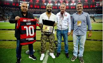 Dirigentes do Flamengo em homenagem ao agora ex-camisa 10 do time