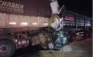 Carro ficou completamente destruído em acidente