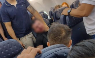 Homem é contido por passageiros após fazer aeromoça de refém e tentar abrir porta de avião