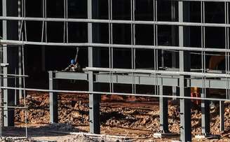 Trabalhador em obra de montadora de veículos na Bahia: empresas nacionais terão obstáculos internos e externos