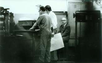 O censor Nilo Ferreira (ao fundo) faz o trabalho de vigilância na sede do Estadão em 1973, após o jornal se recusar a praticar a autocensura durante a ditadura militar