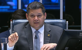 Davi Alcolumbre (União-AP) presidente do Senado Federal, reagiu a liminar de Gilmar sobre impeachment de ministros do STF: 'Usurpar prerrogativas'