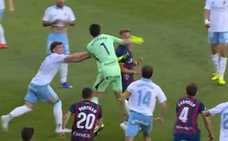 Goleiro do Zaragoza, Estebán Andrada, deu um soco em Jorge Pulido, zagueiro do Huesca