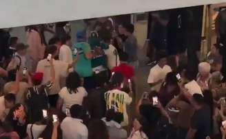 Fãs cercaram sósia após confundirem o influenciador com o atacante em um centro de compras na Flórida – Reprodução