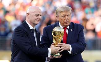 Gianni Infantino e Donald Trumpo posam juntos, com a taça da Copa do Mundo, durante a final de 2026 em Nova Jérsey, nos Estados Unidos - 