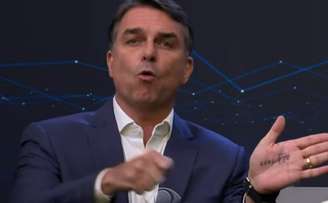 Flávio mostra a palavra 'corrupto' na mão
