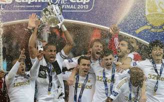 Jogadores de time galês festejam título inédito em Wembley