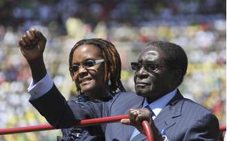 Mugabe na cerimônia de posse ao lado de sua mulher, Grace