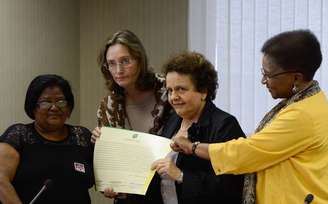 A mãe de Alyne, Maria de Lourdes Pimentel (E), participa de solenidade com a ministra Maria do Rosário 