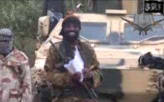 <p>Imagem feita a partir de um vídeo obtido pela AFP, divulgada em 5 de maio, mostra o líder do grupo extremista islâmico Boko Haram, Abubakar Shekau, fazendo um discurso</p>
