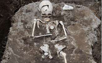 O esqueleto apresenta uma espécie de estaca de ferro que atravessa o peito do "vampiro"