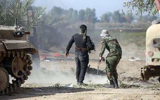 Combatentes iraquianos enfrentam homens do Estado Islâmico em Al-Nibai, a norte de Bagdá. 14/01/2015