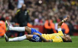 Neymar cai após sofrer pisão de Medel