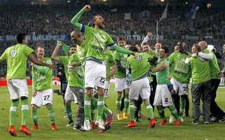 Jogadores do Wolfsburg comemoram vitória sobre o Arminia Bielefeld nas semifinais da Copa da Alemanha. 29/04/2014