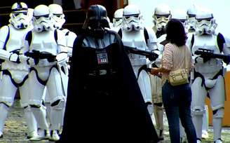 Silvio Santos usa exército de Star Wars em pegadinha