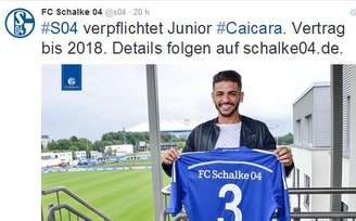 Júnior Caiçara exibe camisa do Schalke 04