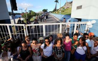 Parentes de policiais militares bloqueiam a entrada de batalhão no Espírito Santo