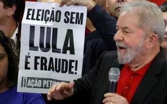 Ex-presidente Luiz Inácio Lula da Silva, em pronunciamento na sede do PT, um dia após sua condenção por Moro
13/07/2017
REUTERS/Nacho Doce