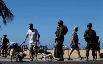 Homens das Forças Armadas realizam patrulha na praia de Copacabana, no Rio de Janeiro