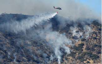 Equipes combatem o incêndio florestal na Califórnia