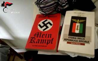 Livros de Adolf Hitler e sobre o regime fascista na Itália, encontrados na casa de Luca Traini