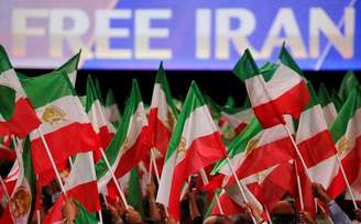 Apoiadores de Maryam Rajavi, presidente eleito do Conselho Nacional de Resistência do Irã, durante comício em Villepinte, nos arredores de Paris 30/06/2018  REUTERS/Regis Duvignau
