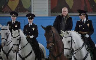 Presidente da Rússia, Vladimir Putin, cavalga ao lado de policiais mulheres em Moscou
07/03/2019 Sputnik/Alexei Nikolsky/Kremlin via REUTERS 