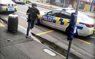 Policial entra em ação após ataque a mesquitas em Christchurch,  na Nova Zelândia
15/03/2019
Vídeo obtido pela Reuters/ via REUTERS
