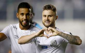 Sasha do Santos comemora após marcar gol durante partida entre Santos x Corinthians válida pela 9a rodada do Campeonato Brasileiro 2019, realizada no Estádio Urbano Caldeira, conhecido como Vila Belmiro, em Santos/SP na noite desta quarta-feira (12).