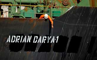 Tripulante tira foto do navio-tanque iraniano Adrian Darya 1 em Gibraltar
18/08/2019 REUTERS/Jon Nazca