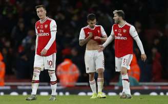 Jogadores do Arsenal decepcionados após novo tropeço na Premier League (IAN KINGTON / AFP)