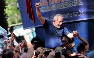 Ex-presidente Luiz Inácio Lula da Silva é carregado por simpatizantes em frente do Sindicato dos Metalúrgicos pouco antes de se entregar à PF em abril de 2018
07/04/2018
REUTERS/Leonardo Benassatto
