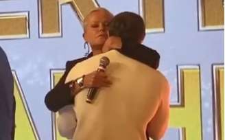 Marcos Mion é consolado por Xuxa após receber presente de Gugu Liberato no 'Família Record'