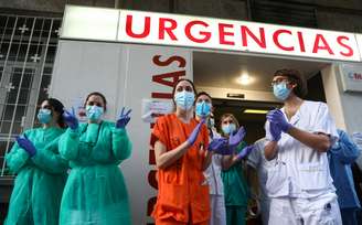 Profissionais de saúde de hospital em Madri reagem a aplausos de vizinhos
05/04/2020 REUTERS/Sergio Perez 