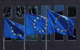 Bandeiras da União Europeia tremulam do lado de fora da sede da Comissão Europeia em Bruxelas, Bélgica, em 25 de junho de 2020. REUTERS/Yves Herman