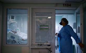 Integrante de equipe médica de hospital em Porto Alegre. 19/11/2020. REUTERS/Diego Vara. 

