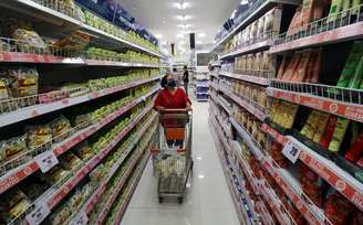 Mulher faz compras em supermercado de Mumbai, na Índia, em meio a disseminação da Covid-19
25/11/2020
REUTERS/Niharika Kulkarni