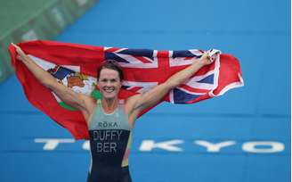 Flora Duffy comemora após conquistar a histórica medalha de ouro para as Ilhas Bermuda