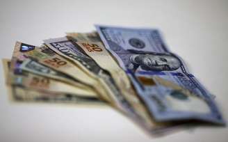 Notas de reais e dólares dos EUA
10/09/2015
REUTERS/Ricardo Moraes
