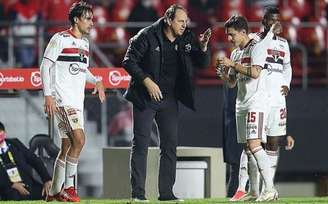 Meio de campo sofreu mudanças com Rogério Ceni (Foto: Paulo Pinto / saopaulofc.net)