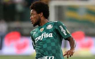 Luiz Adriano durante jogo do Palmeiras no ano passado: saída complicada (Foto: Cesar Grecco/Palmeiras)