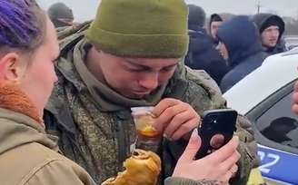 Soldado russo se emociona ao conversar com a mãe após rendição 