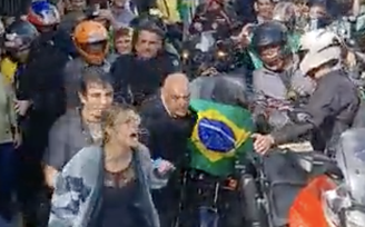 Mulher é retirada de motociata de Bolsonaro em Juiz de Fora