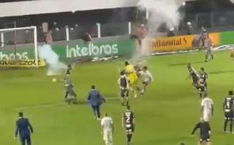Torcedor tentou agredir o goleiro Cássio no duelo pela Copa do Brasil (Reprodução de vídeo / Gabriel Teles / LANCE!)