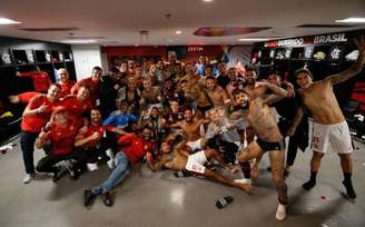 Festa dos jogadores e comissão técnica no vestiário do Maracanã (Gilvan de Souza / Flamengo)