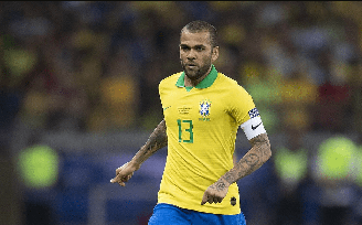 Ao ser convocado, Daniel Alves perde balada vip que montou para jogos da Seleção