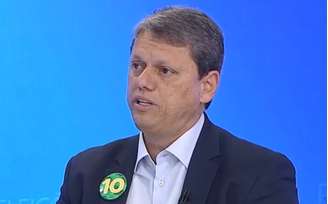 Tarcísio de Freitas teve de responder provocação sobre o seu local de votação durante o debate da Globo 