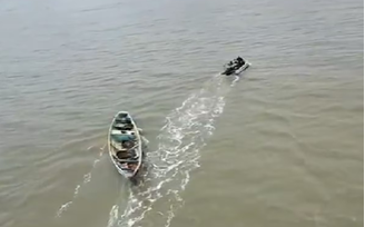 Barco à deriva com corpos em decomposição é rebocado até a costa do Pará