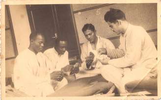 Capitão Souza (ao meio) jogando cartas no Hospital de Evacuação